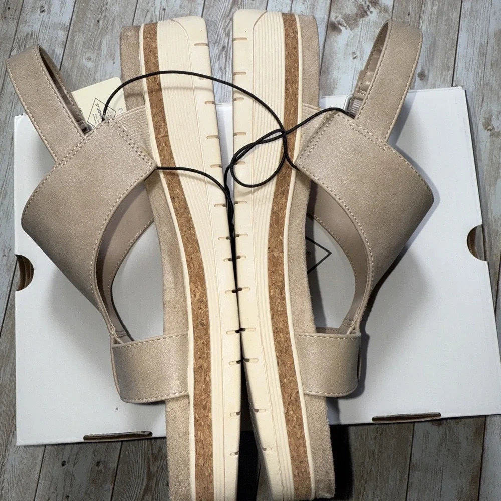 St. John's Bay Womens Sz 9.5 M Stanvick Slingback Flat Sandals Beige Memory Foam